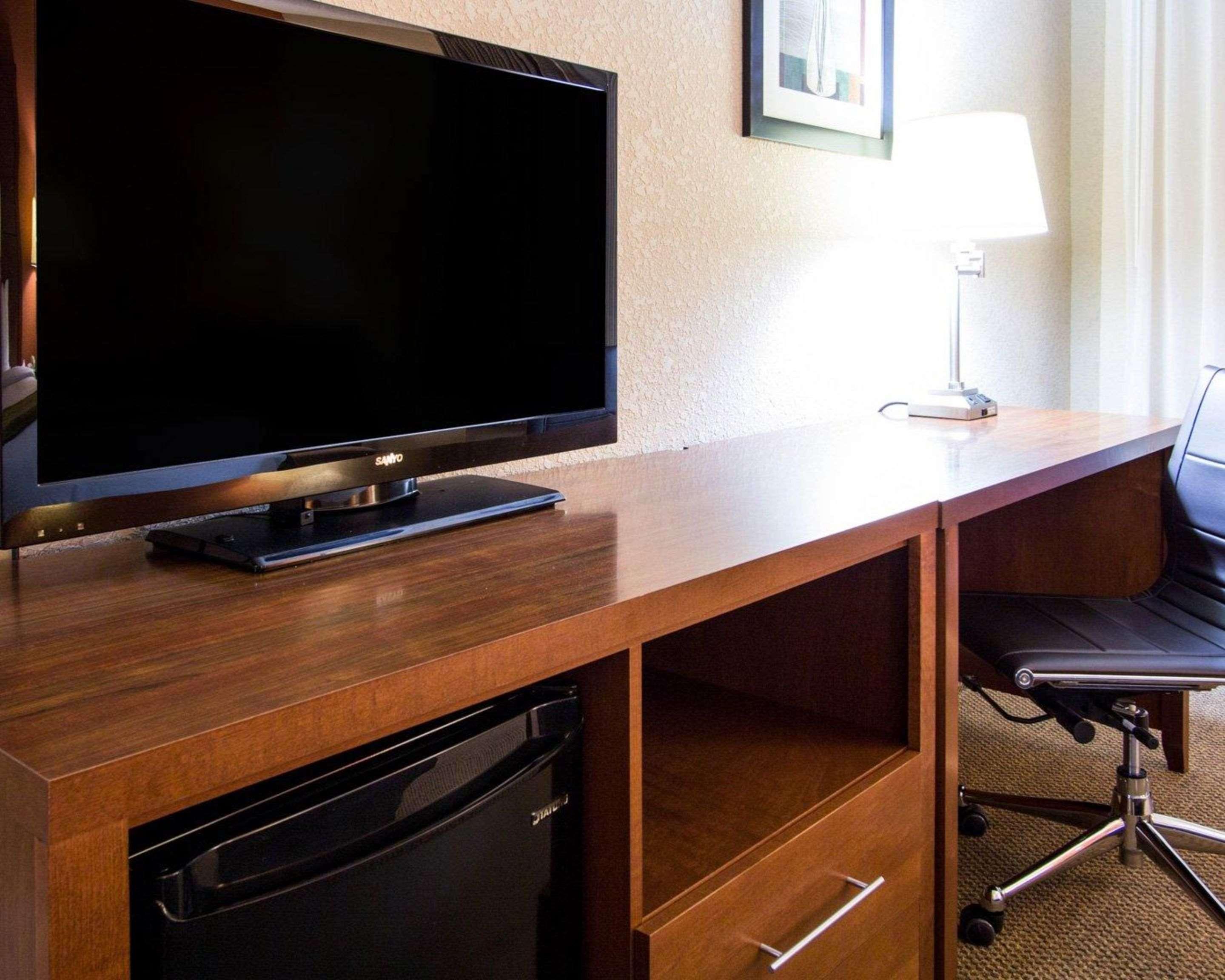 Comfort & Airport Convention Center Hotel