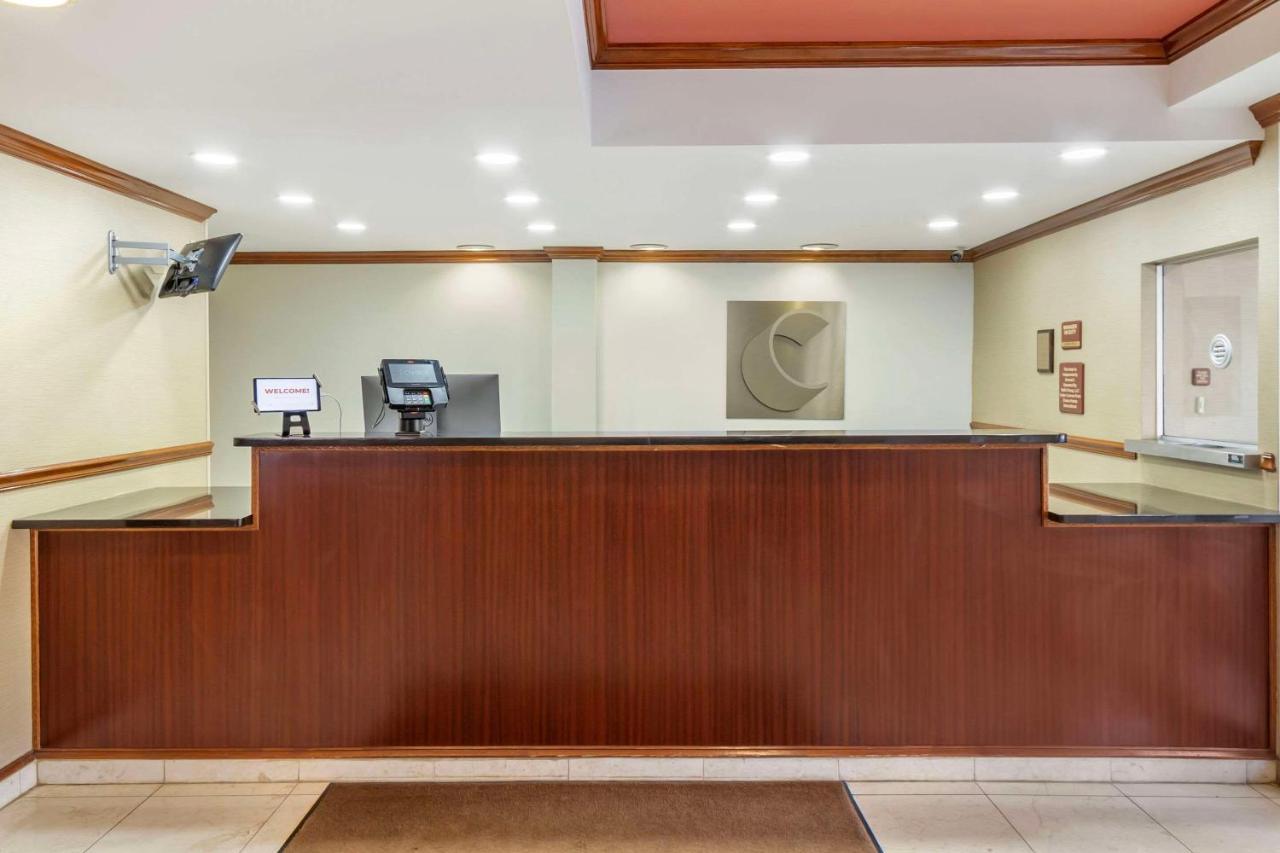 Comfort & Airport Convention Center Hotel