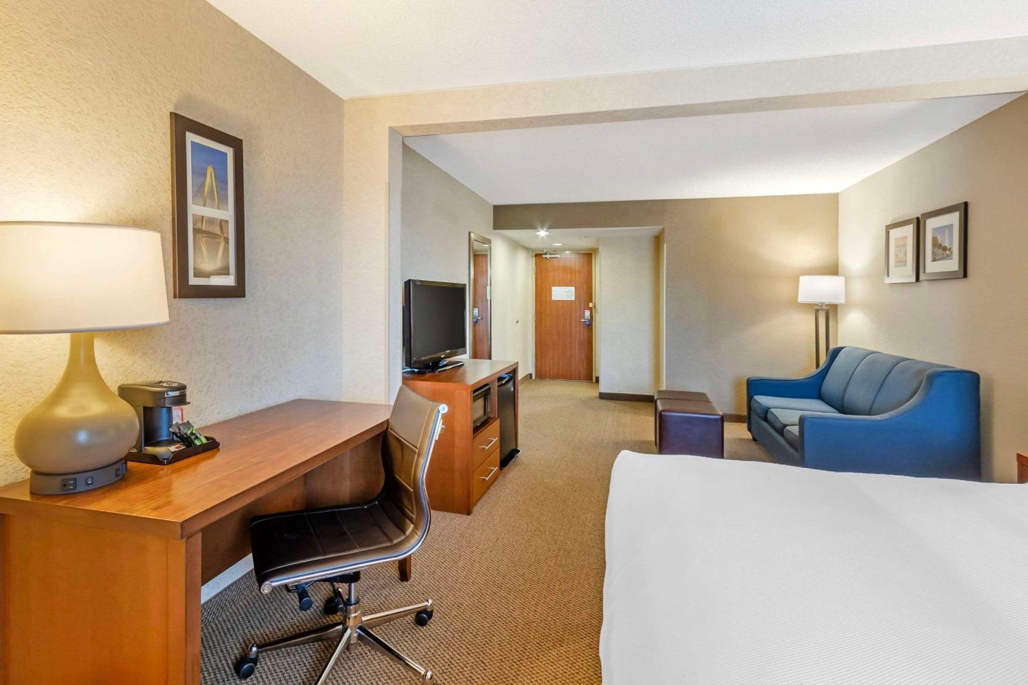 Comfort & Airport Convention Center Hotel