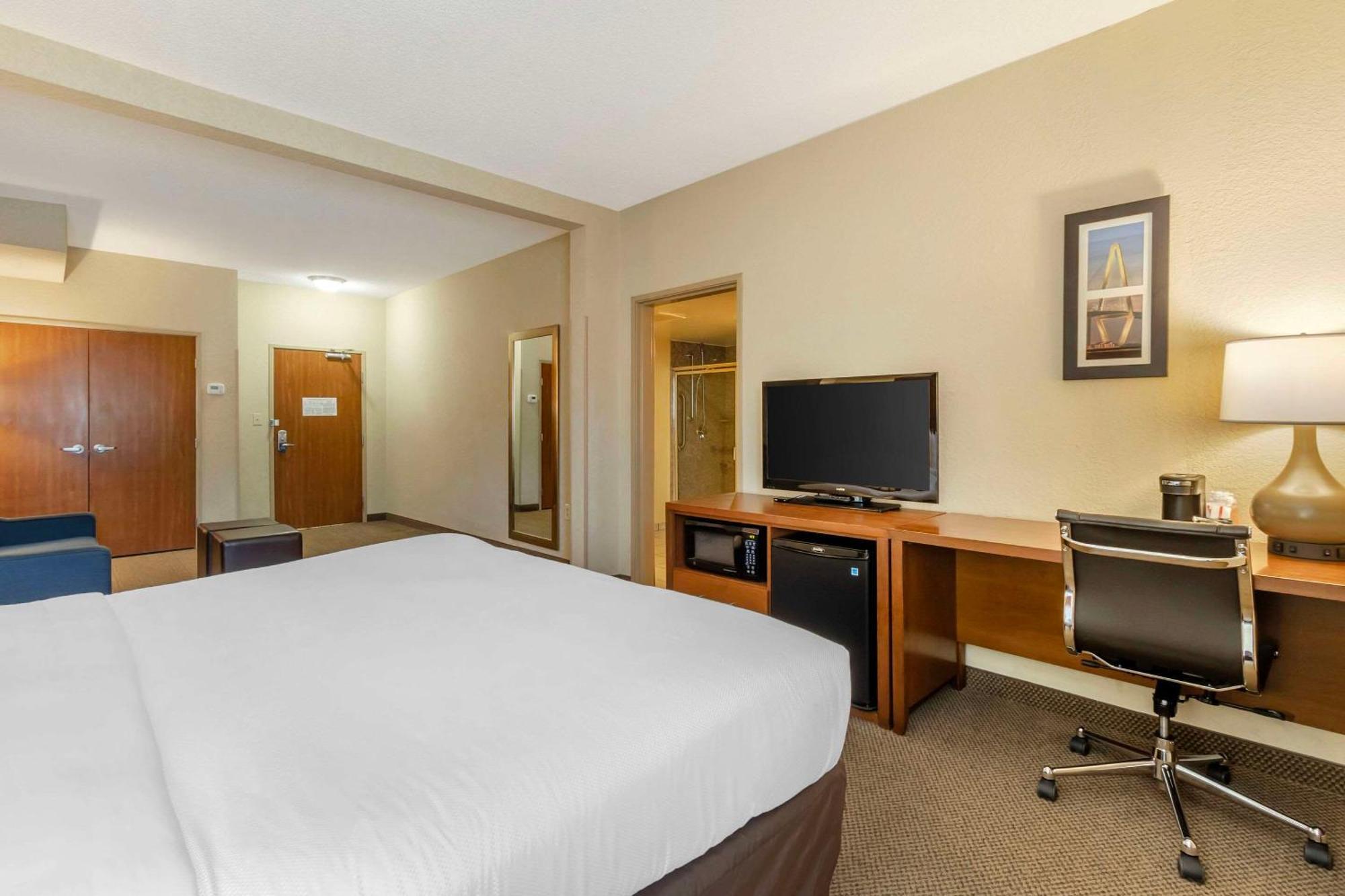 Comfort & Airport Convention Center 3*