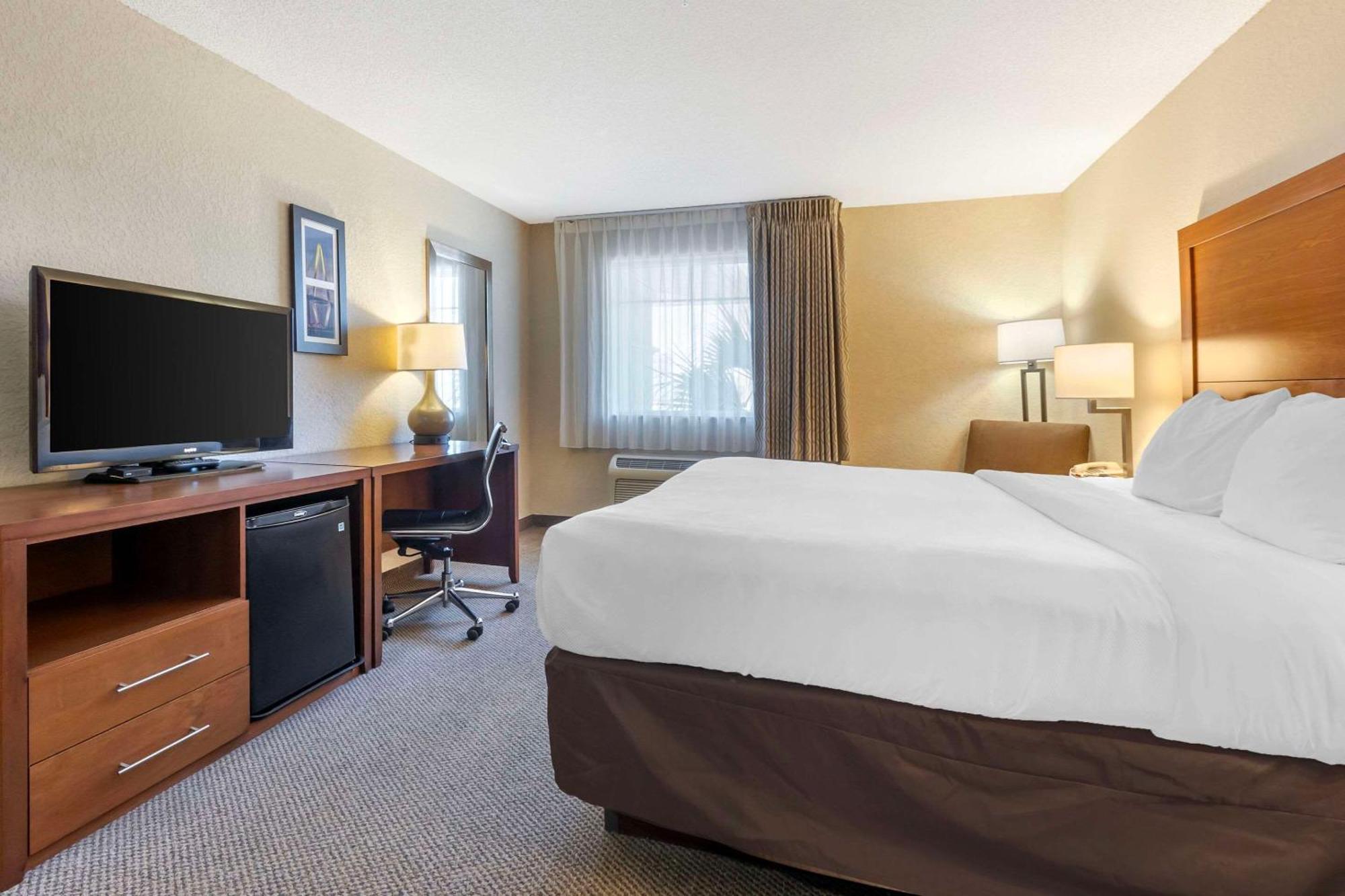 Comfort & Airport Convention Center Hotel