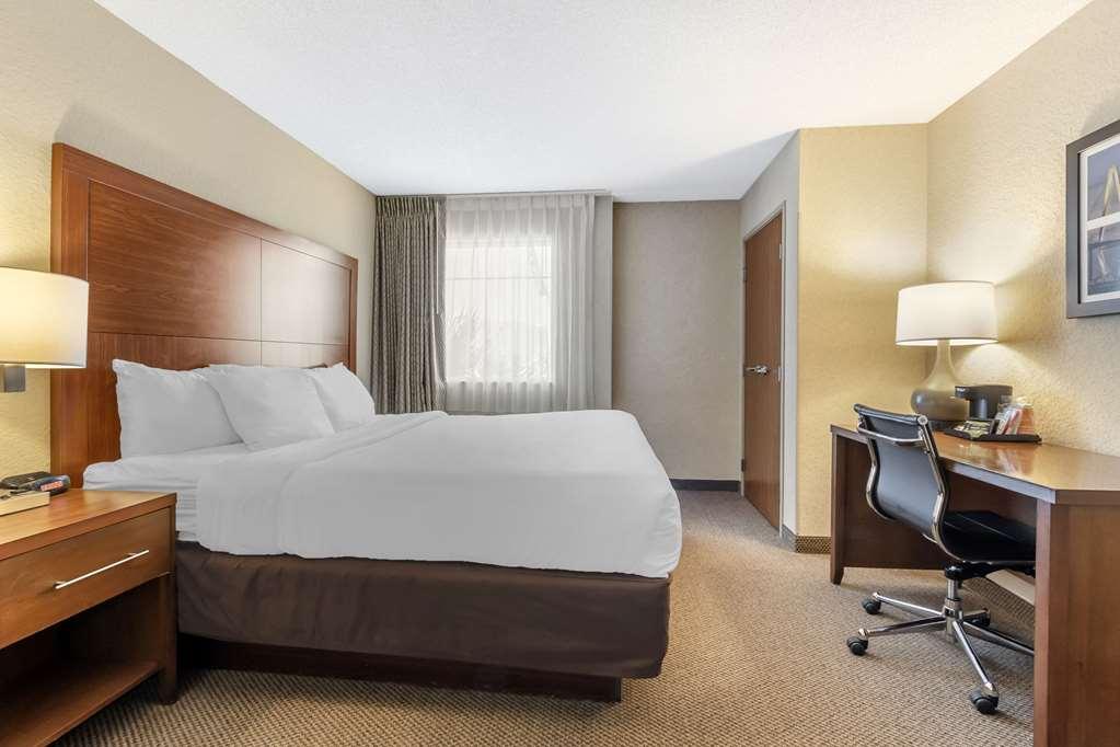 Hotel Comfort & Airport Convention Center