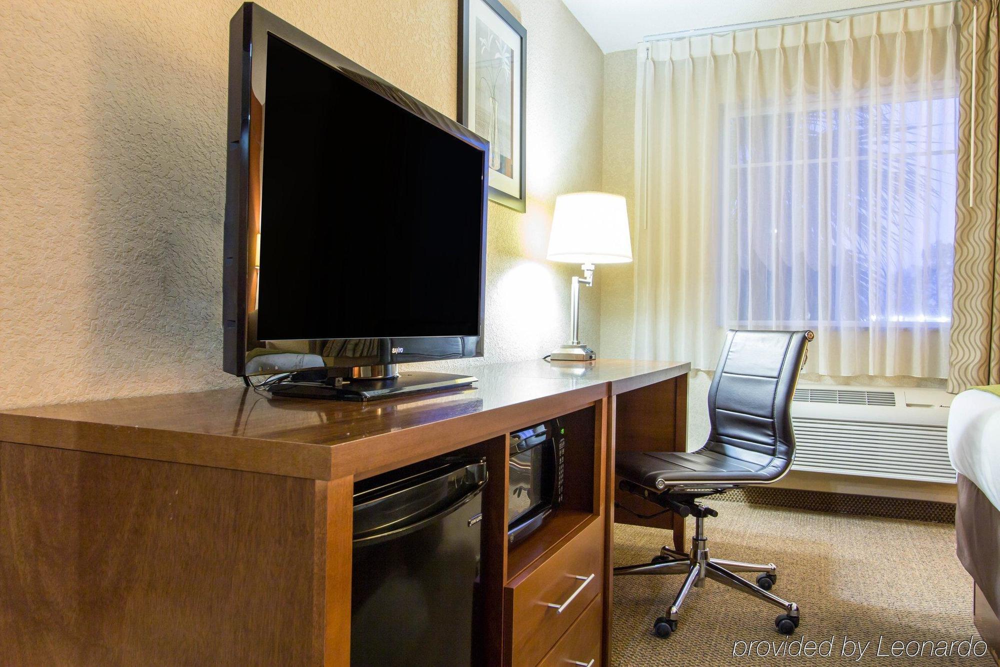 Comfort & Airport Convention Center Hotel