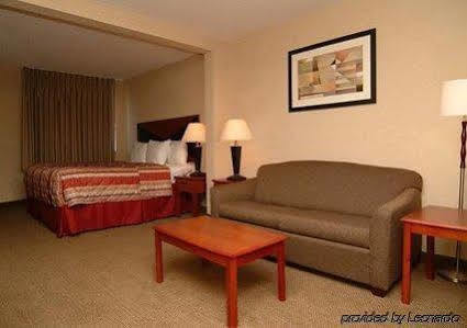 Comfort & Airport Convention Center Hotel