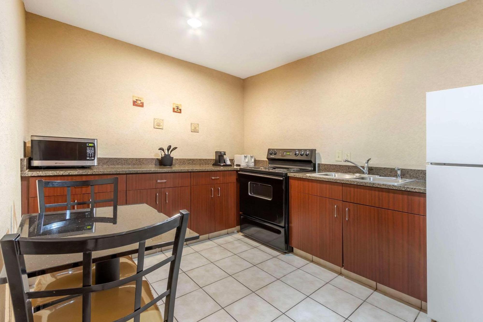 Comfort & Charleston Airport Convention Center 3*