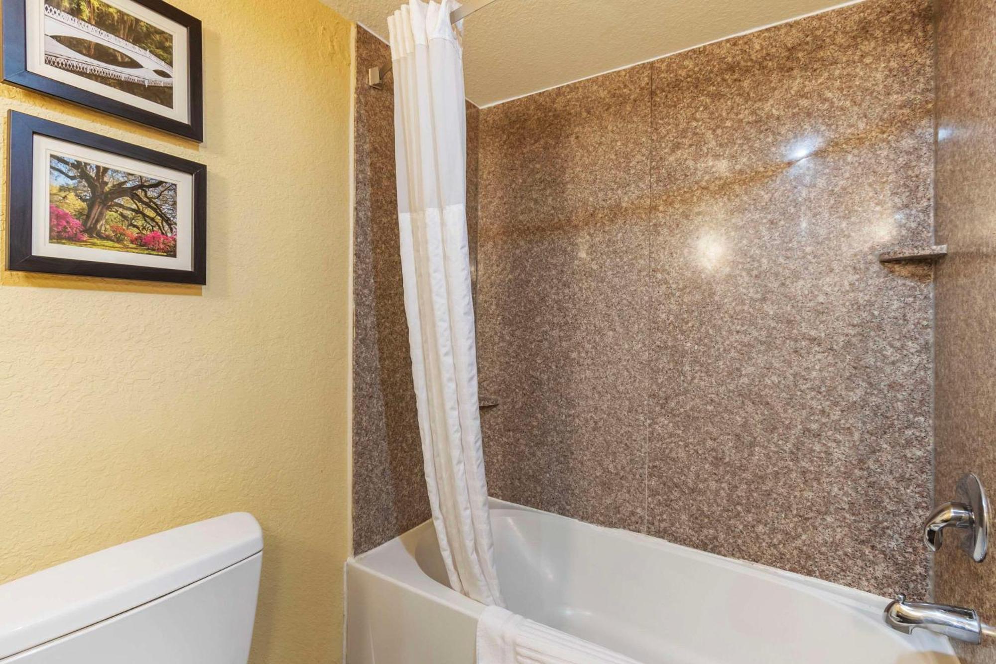 Comfort & Charleston Airport Convention Center Hotel