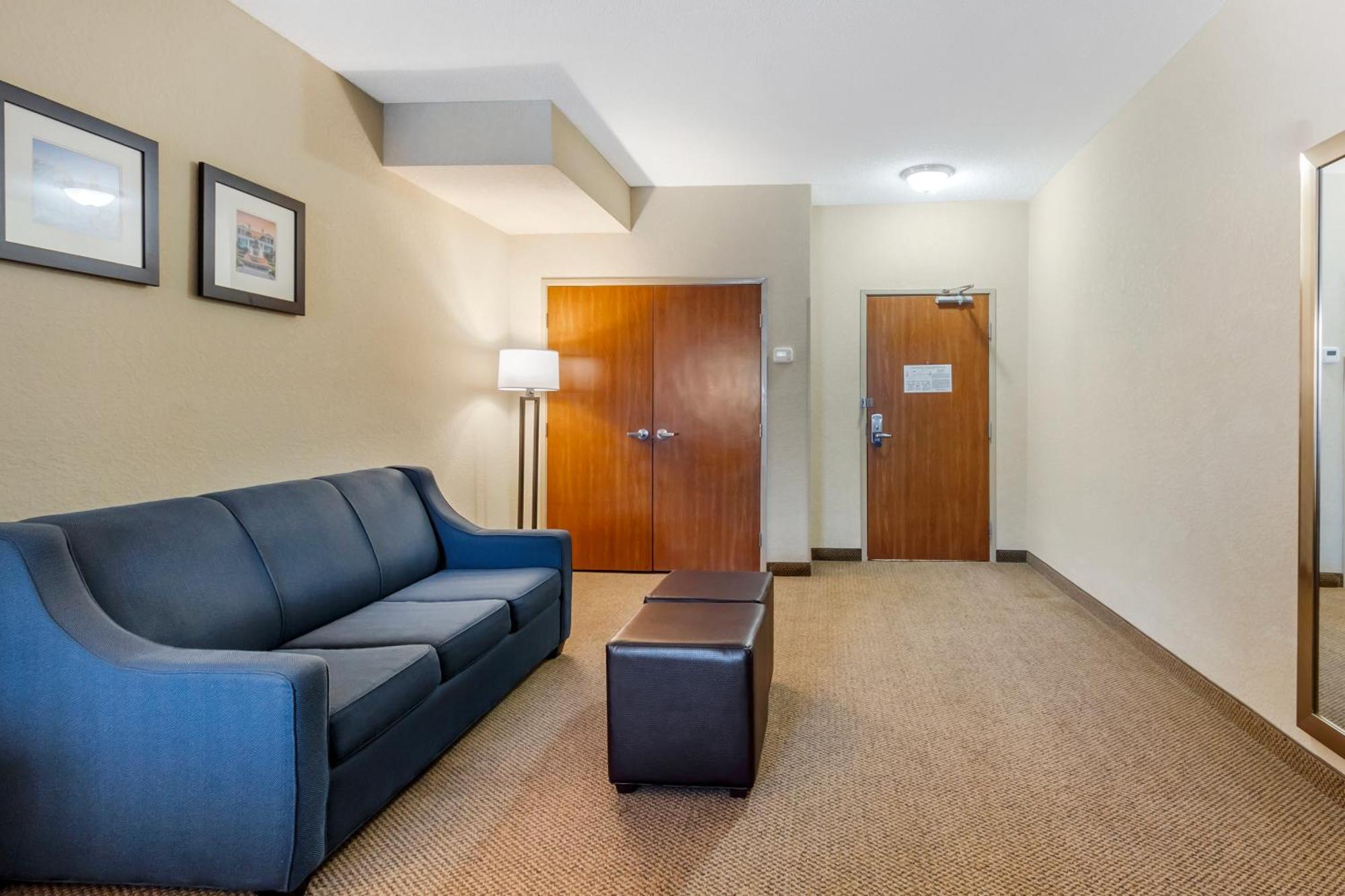 Comfort & Charleston Airport Convention Center Hotel 3*